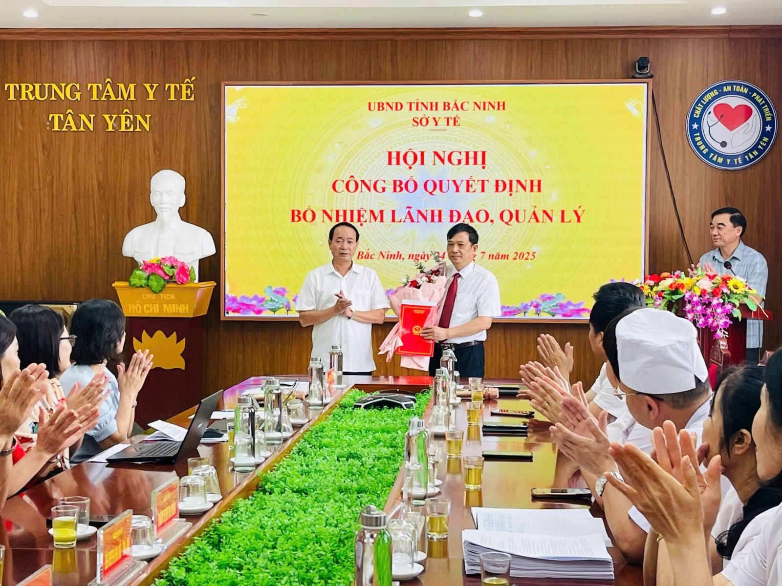 CÔNG BỐ QUYẾT ĐỊNH BỔ NHIỆM LÃNH ĐẠO, QUẢN LÝ TRUNG TÂM Y TẾ TÂN YÊN