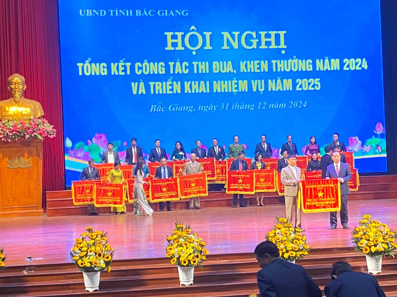 TRUNG TÂM Y TẾ HUYỆN TÂN YÊN VINH DỰ  ĐƯỢC NHẬN CỜ THI ĐUA CỦA UBND TỈNH BẮC GIANG NĂM 2024❤️