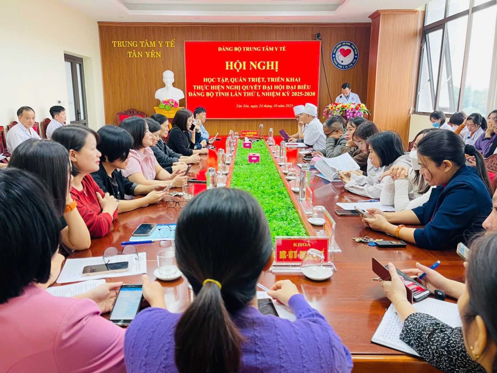 Đảng viên Đảng bộ Trung tâm Y tế Tân Yên tham dự trực tuyến Hội nghị học tập, quán triệt, tuyên truyền và triển khai Nghị quyết Đại hội đại biểu Đảng bộ tỉnh Bắc Ninh lần thứ I, nhiệm kỳ 2025-2030.