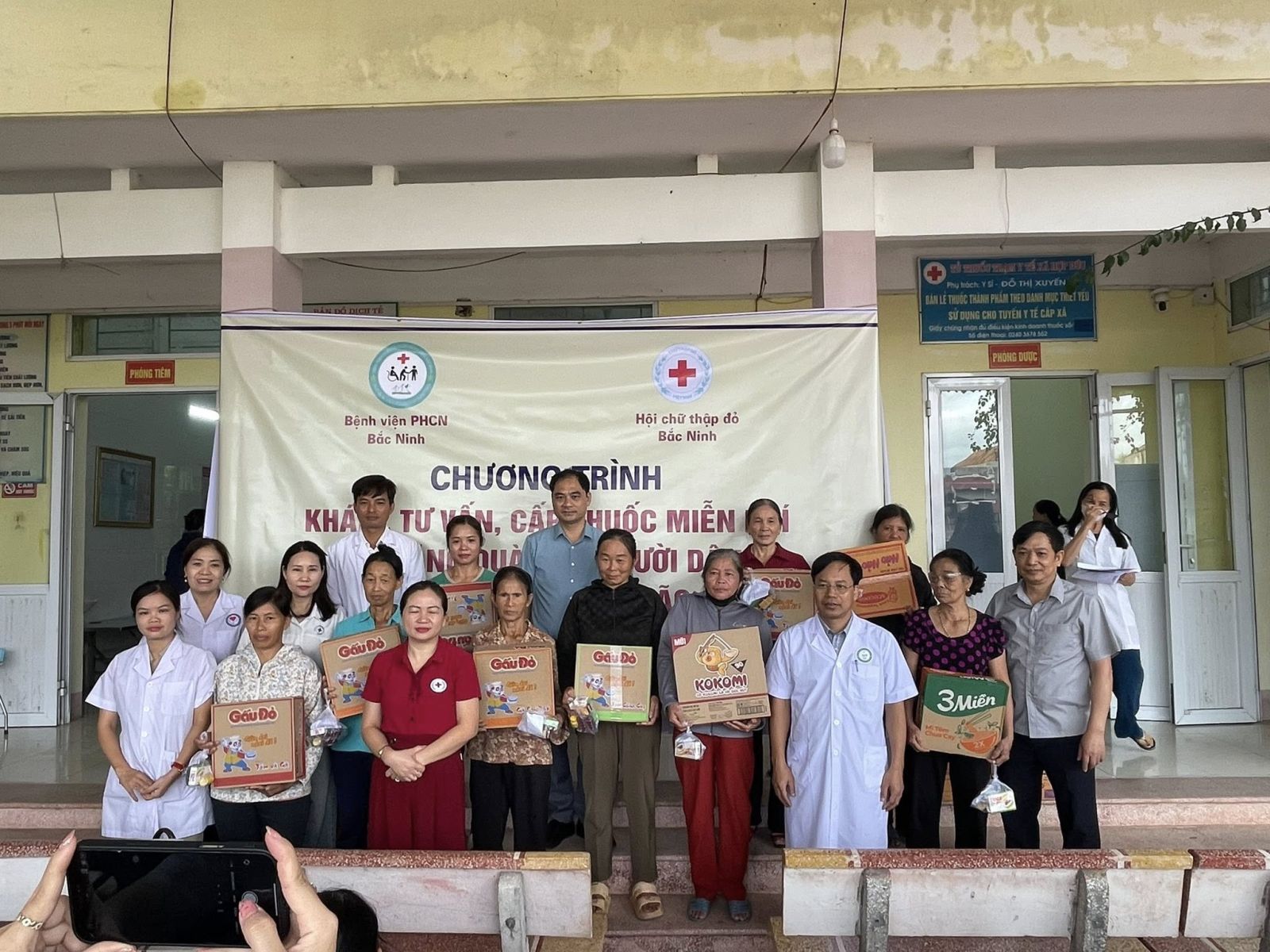 Trung tâm phối hợp với Bệnh viện phục hồi chức năng và Hội chữ thập đỏ tỉnh Bắc Ninh khám, cấp thuốc miễn phí và tặng quà cho nhân dân vùng bị ảnh hưởng do cơn bão số 11