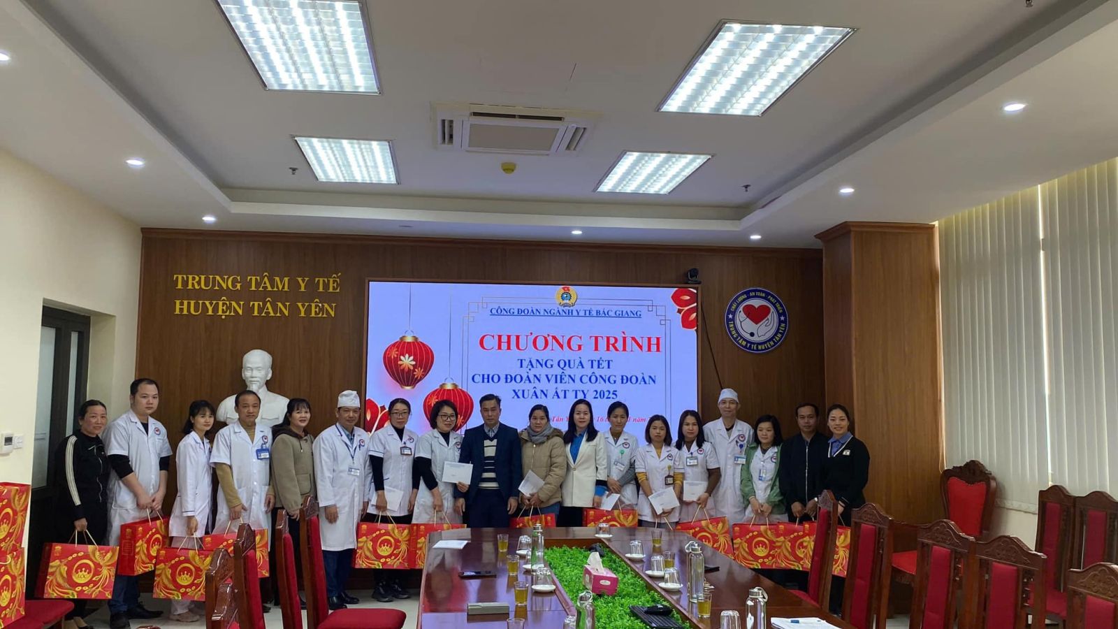Công đoàn ngành y tế thăm và tặng quà cho viên chức nhân dịp tết nguyên đán Ất Tỵ